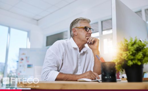 Dirigeant vérifiant sa déclaration d’impôts 2026 en ligne avec l’aide d’un expert
