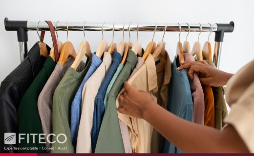 Commerçant préparant les soldes d’été 2026 dans sa boutique