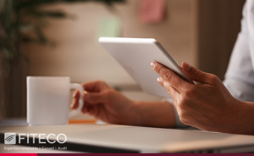 Consultation d'une tablette numérique dans le cadre de la facturation électronique.