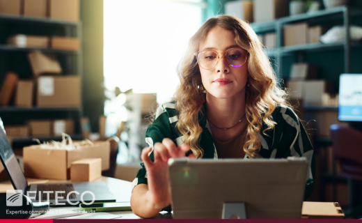 Professionnel vérifiant les derniers éléments de conformité à la facturation électronique sur une tablette avant l'échéance du 1er septembre 2026.
