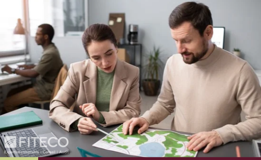 Professionnels analysant une carte dans le cadre d'une stratégie d'adaptation au changement climatique en entreprise.
